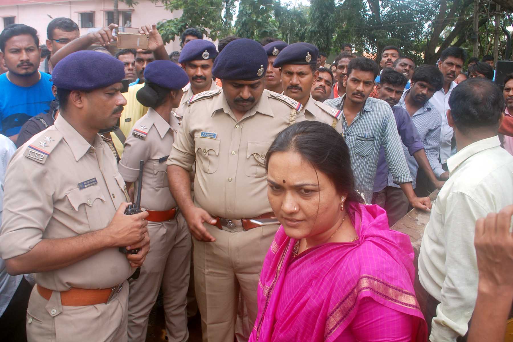 ರಾಜಕೀಯಕ್ಕೆ ಕಾರಣವಾದ ಅಂಗಡಿ ತೆರವು ಕಾರ್ಯಾಚರಣೆ